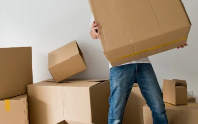 Umzugsfirma Zürich: 5 überzeugende Tipps für Ihren stressfreien Umzug 17 Team der Umzugsfirma Zürich Zügel Zentrum GmbH trägt Umzugskartons in Zürich